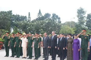 Lãnh đạo TP.HCM dâng hương tưởng niệm các anh hùng liệt sĩ