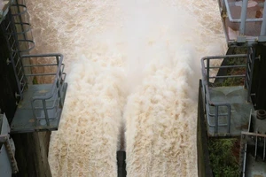 Đập thủy điện xả lũ. Ảnh" HUY TRƯỜNG ​