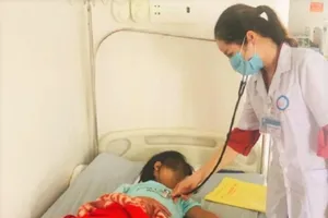 Hàng chục học sinh nhập viện nghi do ngộ độc thực phẩm