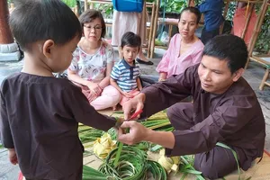 Rộn ràng 'hội làng' giữa phố Sài Gòn