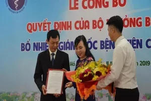 Bộ Y tế Nguyễn Thị Kim Tiến trao quyết định bổ nhiệm cho BS Nguyễn Tri Thức. Ảnh: HOÀNG LAN