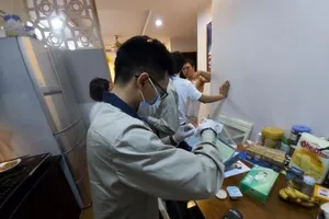 Lấy mẫu nước đem đi xét nghiệm tại các hộ gia đình. Ảnh: nioeh.org.vn