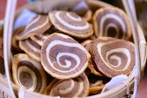 Độc đáo món bánh tai heo chiên 2 màu đen trắng