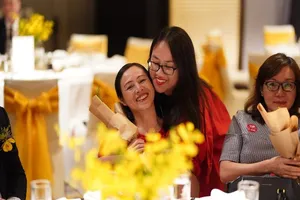 Khoảnh khắc nhiều cảm xúc khi học viên tặng hoa tri ân công ơn sinh thành của cha mẹ. Ảnh: BTC 