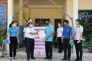 Phụ nữ ở Trường Sa may khẩu trang tặng chiến sĩ 