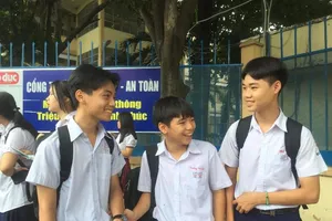 Thí sinh tươi cười rời phòng thi, kết thúc kỳ tuyển sinh lớp 10 năm học 2020-2021. Ảnh: Ánh Nguyệt 