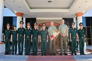 Ngài Đại tá Paul Foura - Tùy viên Quốc phòng Australia tại Việt Nam đến chào xã giao và làm việc với thủ trưởng Nhà trường