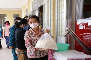 13 ATM gạo, nước suối tiếp sức cộng đồng vượt khó 