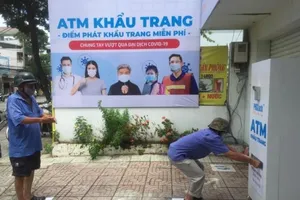 Người dân vui vẻ cảm ơn cha đẻ cây ATM khẩu trang