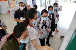 Thí sinh kín mít khẩu trang bắt đầu làm thủ tục thi THPT 