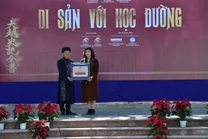 Trung tâm trao tặng 100 USB chứa 30 clip phim tài liệu về lịch sử Việt Nam qua tài liệu Mộc bản Triều Nguyễn (có lời dẫn giải của nhà sử học Lê Văn Lan)