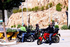 Đi xe máy về quê ăn Tết: gian nan mà vui như 'phượt'