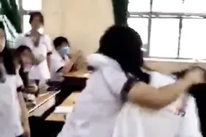 Học sinh đứng nhìn bạn bị đánh cũng khiến ta âu lo...