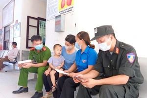 Bộ trưởng Y tế tặng bằng khen 2 công an hiến máu cứu trẻ trong vùng dịch 