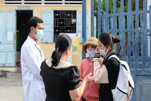 Ninh Thuận: 1 thí sinh phải đi viện kiểm tra sức khỏe ngay lúc phát đề thi 