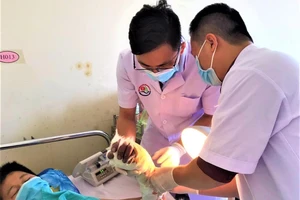 Trắng đêm nối thành công cổ tay bị đứt lìa