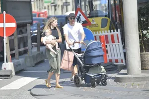 Eriksen đi mua sắm cùng bạn gái