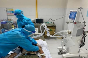 Cấp cứu 7 thanh niên uống rượu tự pha, 2 người ngưng tim, ngưng thở