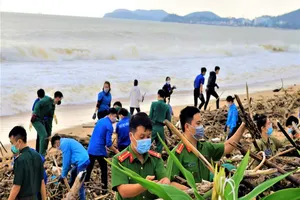 Hàng trăm đoàn viên công an, biên phòng... làm đẹp bờ biển Nha Trang 