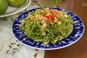 Nước mắm tỏi ớt đi với rau muống chẻ, ngon phải biết 