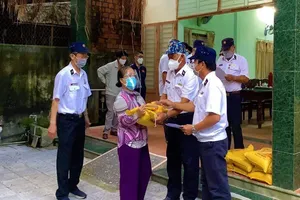 Cựu binh Trường Sa tặng quà Tết cho người mù