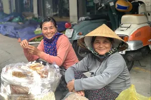 Gánh quà quê to phồng trên vai những bà mẹ quê ra phố….