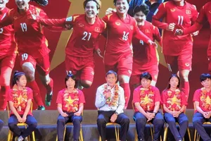 Người hâm mộ hào hứng giao lưu với Đội tuyển bóng đá nữ Việt Nam