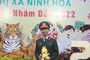 Khi cử nhân mặc áo lính 