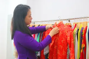 Áo dài 0 đồng trao tay