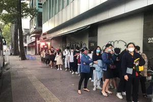 Giới trẻ Sài Gòn xếp hàng từ khuya săn 'Chú thuật hồi chiến' 