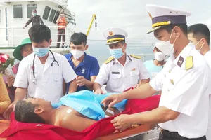 Cấp cứu ngư dân bị bệnh ở Trường Sa