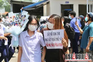 Ấn tượng: Mẹ mang bảng cổ vũ con gái ngay trước cổng điểm thi 