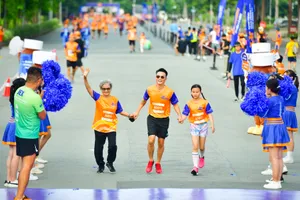 Hoàng Bách và con gái “hớt hải” tìm bà Thục An giữa hàng ngàn runner