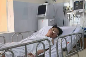 TP.HCM: 8 người ngộ độc rượu sau khi nhậu chung