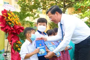 Chủ tịch TP.HCM nhắn nhủ phụ huynh Cần Giờ 'càng khó càng cho con đi học'