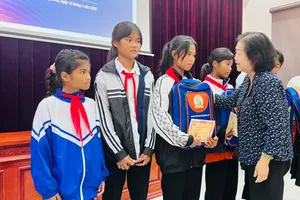 500 học sinh dân tộc thiểu số khu vực Bắc Trung Bộ nhận học bổng năm học mới 