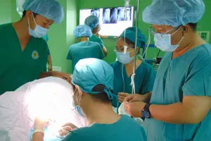 Bác sĩ BV quận 11, TP.HCM đang thực hiện ca thay khớp háng.