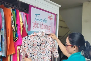 Gần 3.000 áo dài, vải may áo dài trao gửi yêu thương 