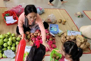 Bé mầm non háo hức đi chợ giúp mẹ ngày 20-10