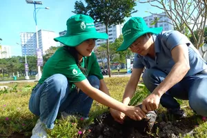 Trồng hơn 1000 cây xanh "Vì một ký túc xá xanh"