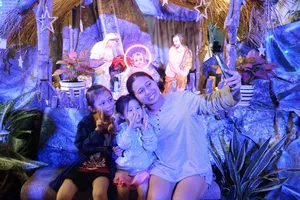 Người dân TP.HCM nô nức đón Giáng sinh đầu tiên sau đại dịch 