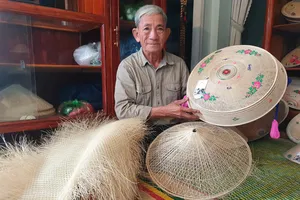 Về làng nón ngựa hơn 300 năm tuổi ở Bình Định 