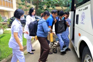 Bệnh nhân xúc động lên “chuyến xe nghĩa tình ngày Tết” về quê