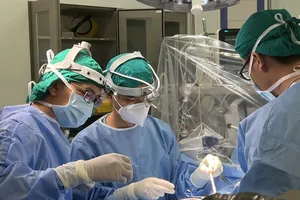 Những đôi tay vàng tiên phong 'vá lỗi' trái tim 