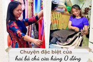 Mỗi buổi chiều, chị Nguyễn Thị Ngọc Trâm (phải) đều cẩn thận phân loại quần áo cũ của mọi người từ khắp nơi mang đến tặng. Ảnh: TÚ NGÂN