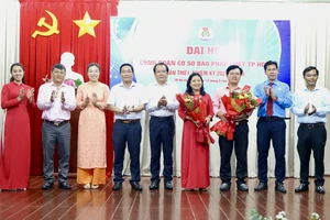 Đại hội đã bầu ra Ban Chấp hành Công đoàn cơ sở gồm bảy người. Ảnh: BẢO PHƯƠNG