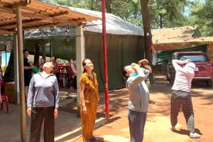 Người dân ngửa mặt lên trời “làm phép” ngày Tết Đoan Ngọ: Bác sĩ mắt nói gì ?