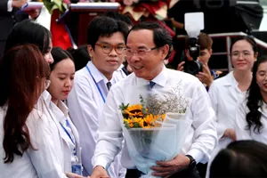 Bí thư Nguyễn Văn Nên: "Các bác sĩ trẻ đã vượt qua một chương trình rất dài, có gian nan và trắc trở" 