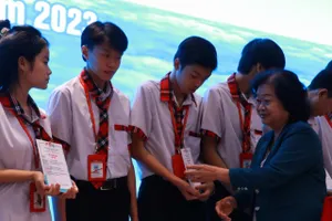 CLB 'Vì Hoàng Sa - Trường Sa thân yêu' kết nạp 52 học sinh từ dự án 'Ươm mầm tương lai'