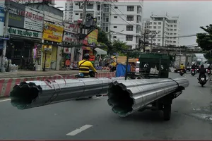 Xe thô sơ chở hàng cồng kềnh: Mong sớm xử lý triệt để